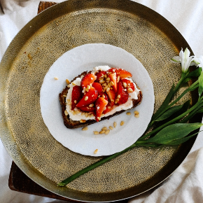 Tosty z różaną ricottą i truskawkami