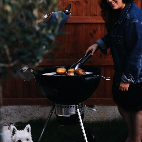 Pieczone na grillu ziemniaki z fetą i ziołami