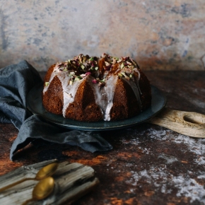 Babka pistacjowa z różanym lukrem